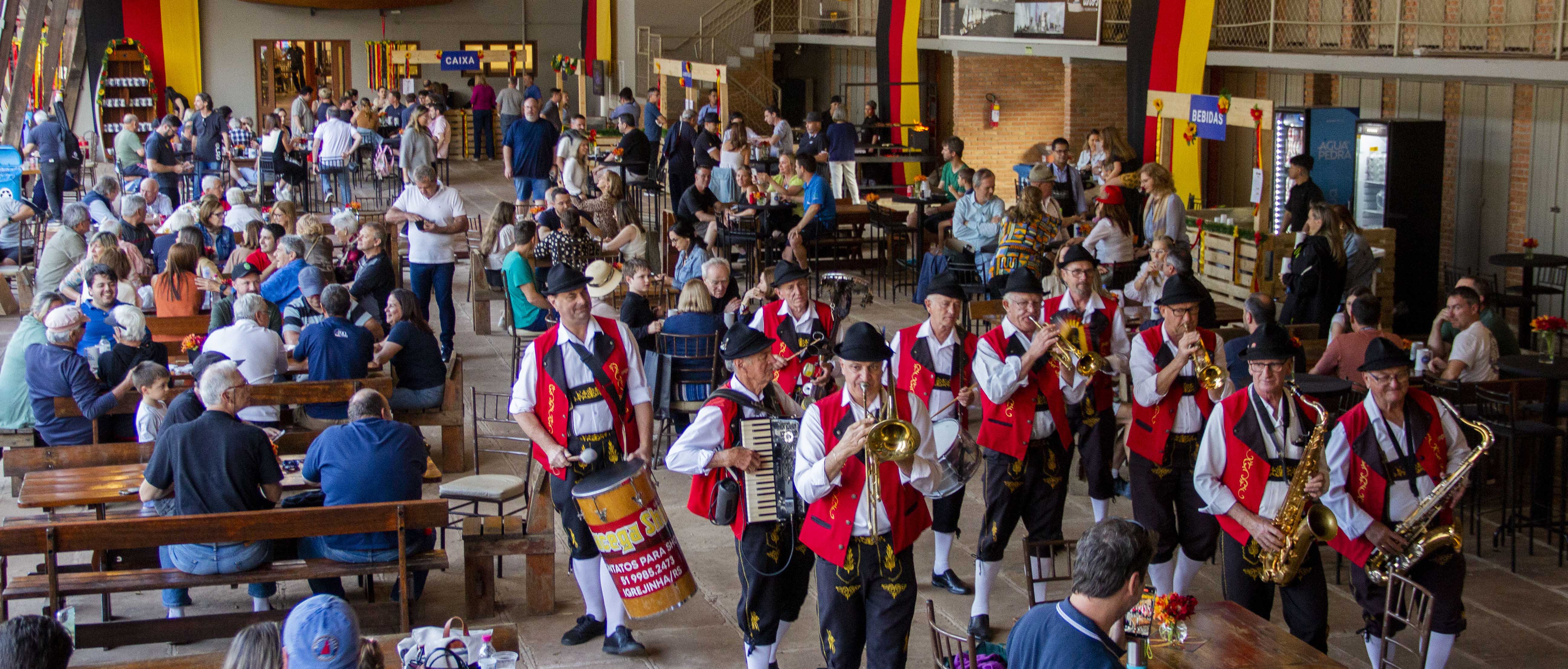 Sucesso regado à chopp! Oktoberfest - VDS 90 anos reuniu mais de 300 pessoas no Hangar 1