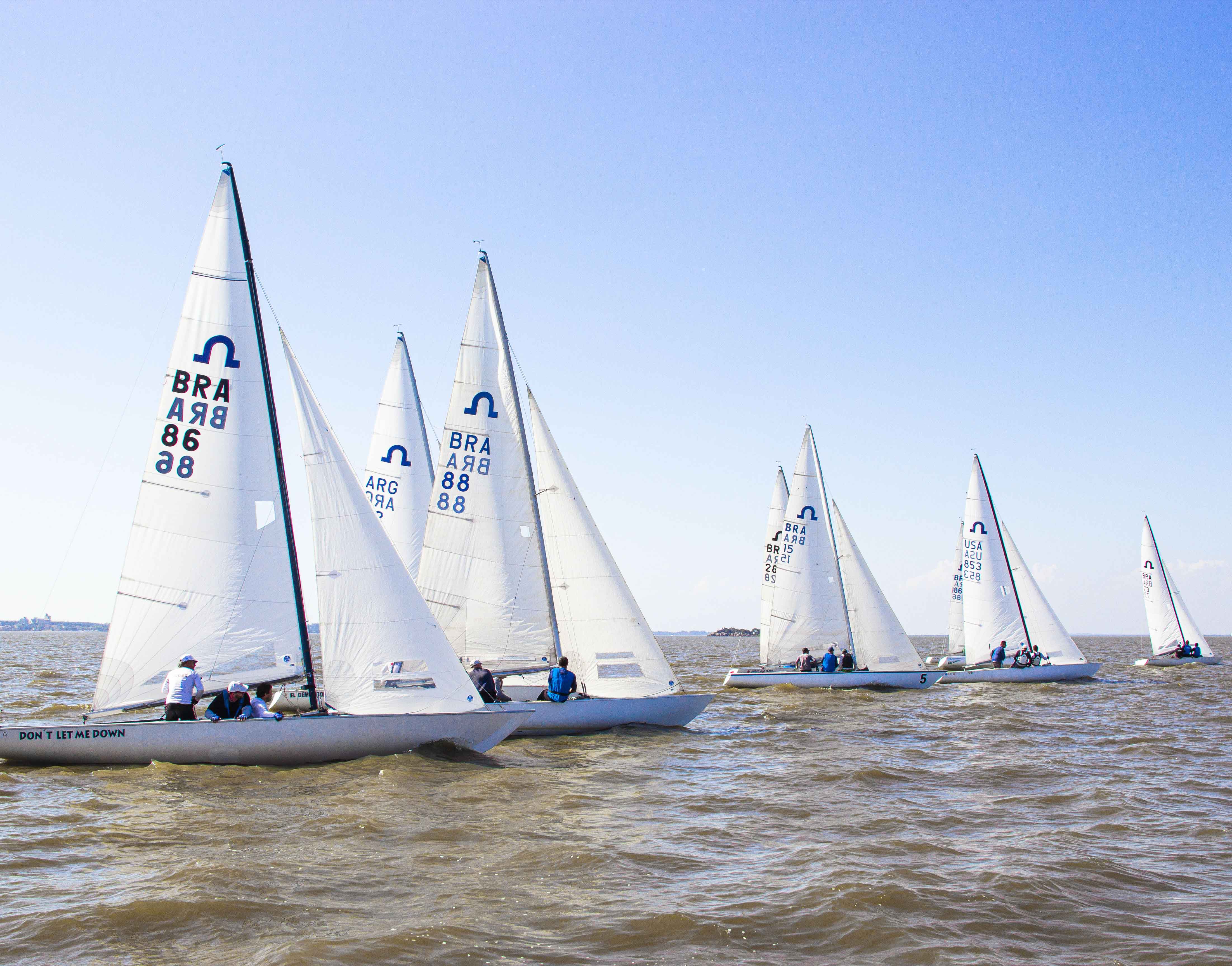 Calor forte e vento fraco marcam o terceiro dia do Campeonato Sul-Americano Soling 2024