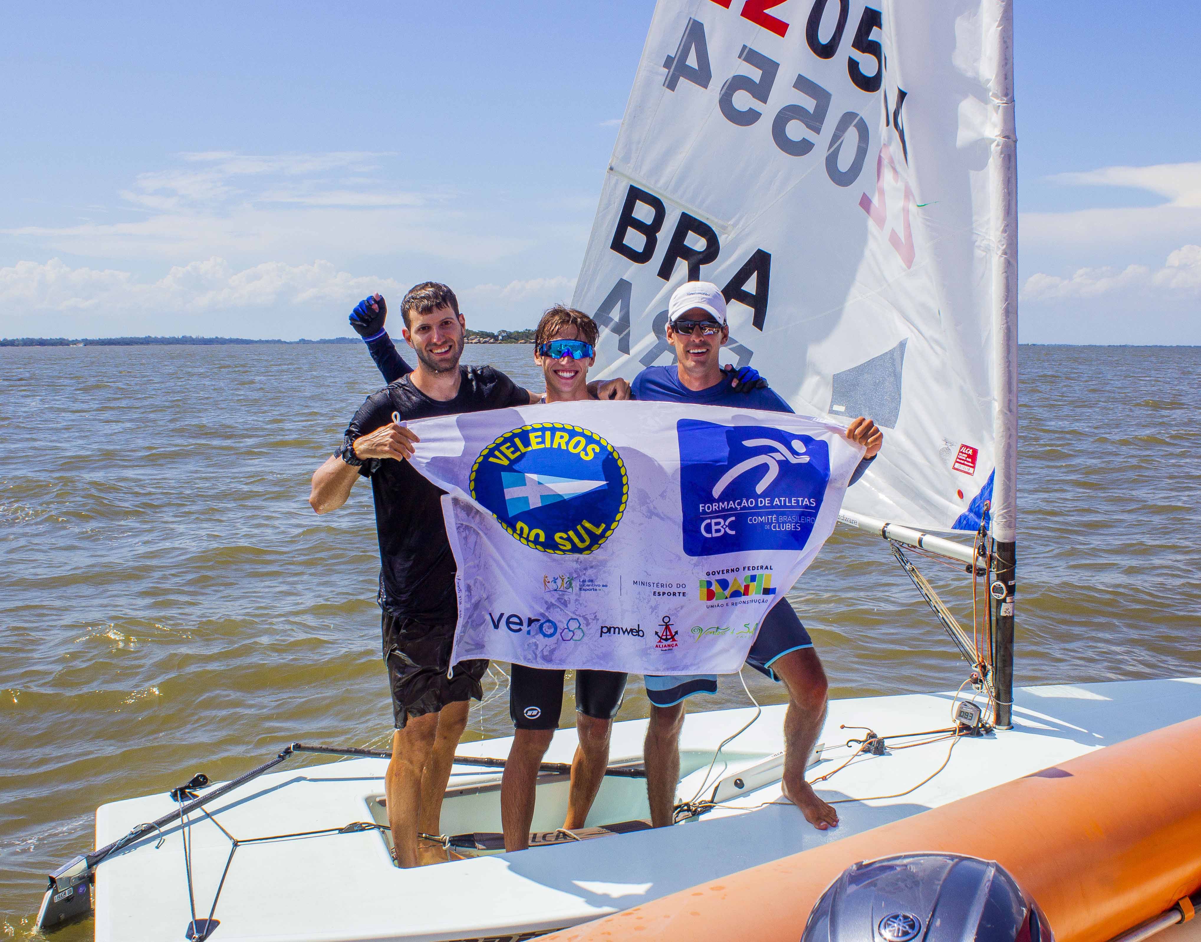 Felipe Fraquelli é o campeão Brasileiro de ILCA 6 de 2025! Erick Carpes forma a dobradinha do VDS e Ana Roth é campeã feminina