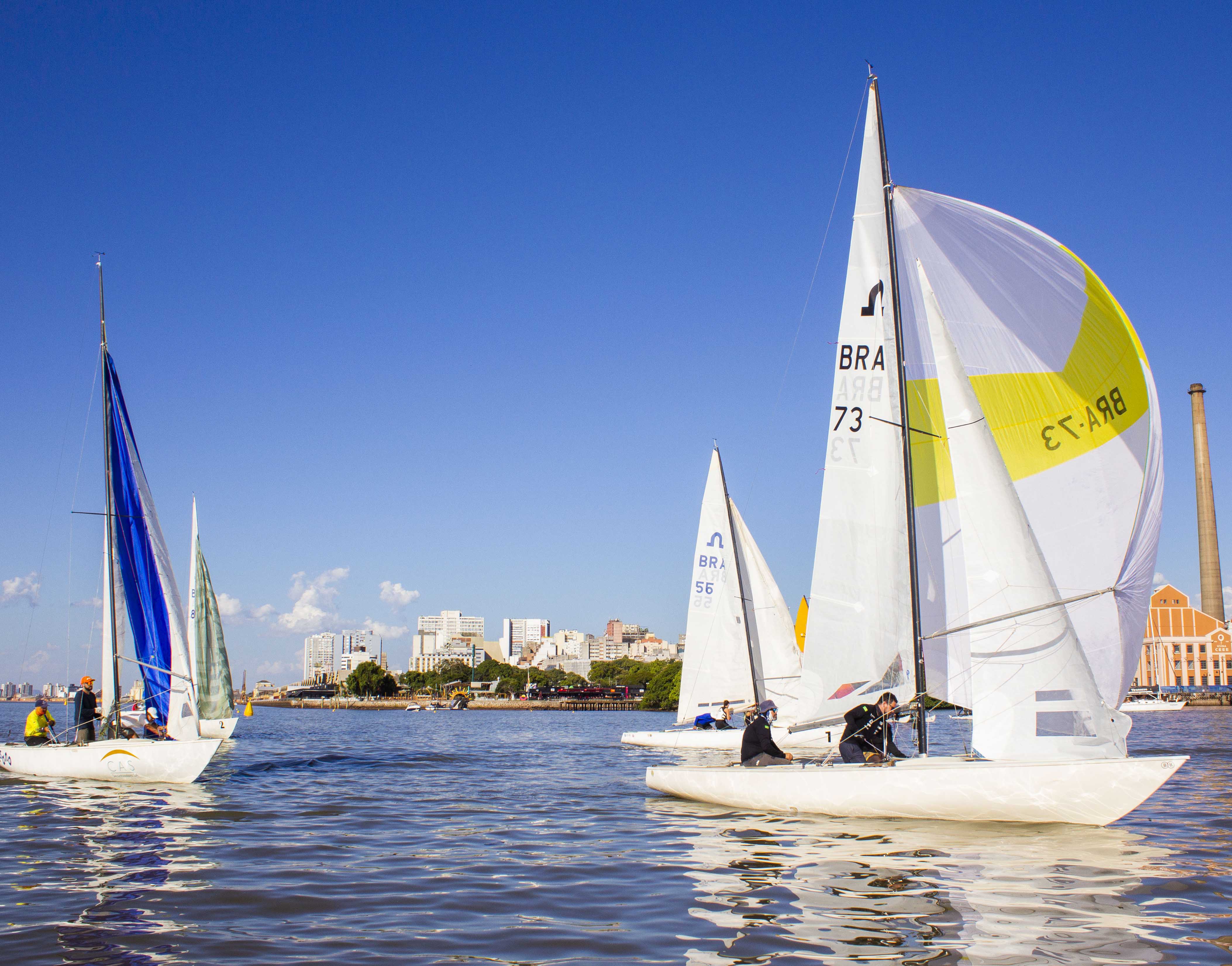 Regata Cais Embarcadero: Calor forte e vento fraco marcam a abertura da temporada para Soling e Hobie Cat 16